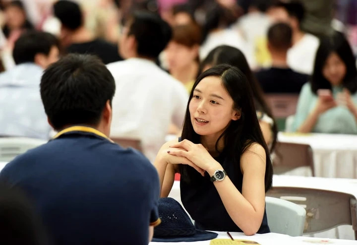 Một số người theo dõi trên mạng cho rằng Liu có thể dễ dàng tìm được người vợ như ý muốn tại các sự kiện mai mối cao cấp, như sự kiện trong ảnh trên. (Ảnh: AFP)