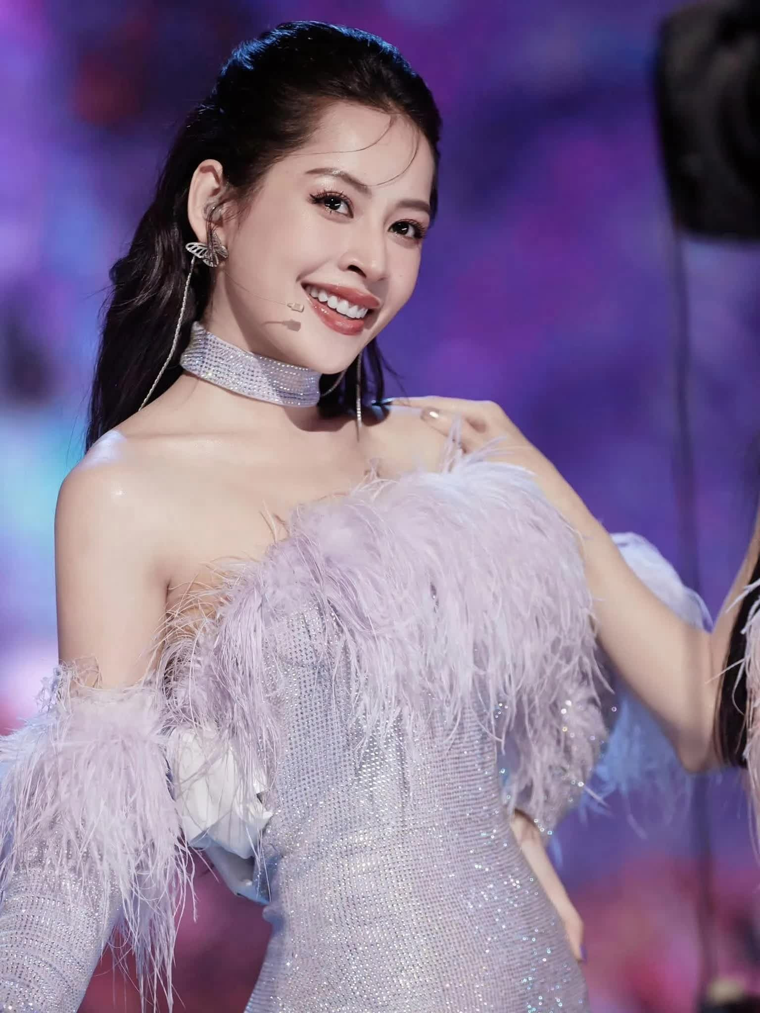 Chi Pu lần nào xuất hiện với mặt mộc đều gây sốt