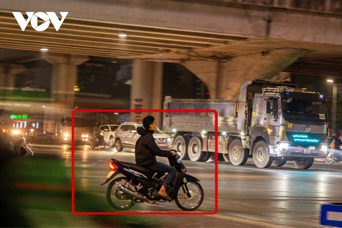 Dem ha noi, duong vang nhung xe co van deu tam tap truoc vach ke dung den do hinh anh 12