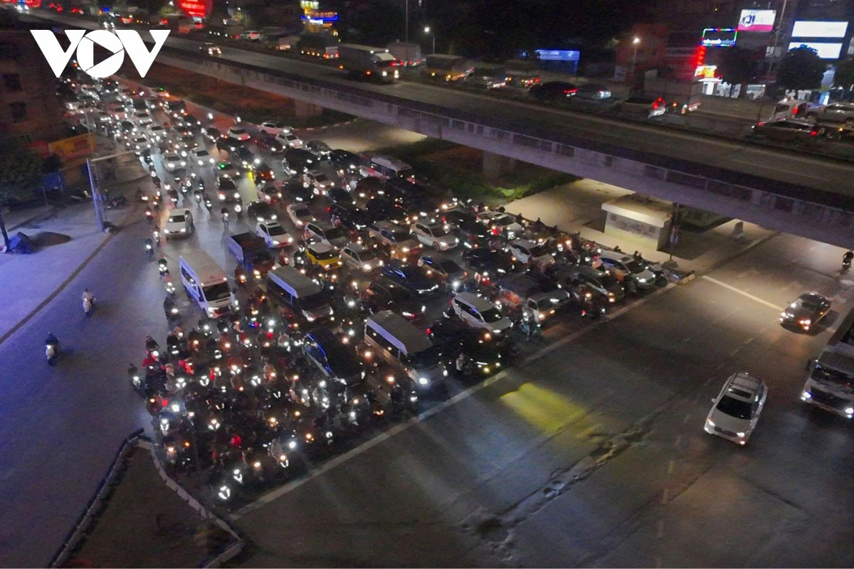 Dem ha noi, duong vang nhung xe co van deu tam tap truoc vach ke dung den do hinh anh 1