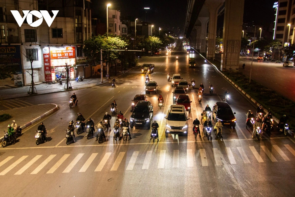 Dem ha noi, duong vang nhung xe co van deu tam tap truoc vach ke dung den do hinh anh 8