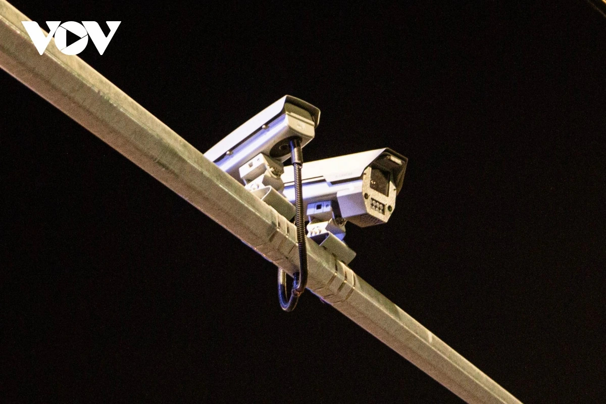 Dem ha noi, duong vang nhung xe co van deu tam tap truoc vach ke dung den do hinh anh 13