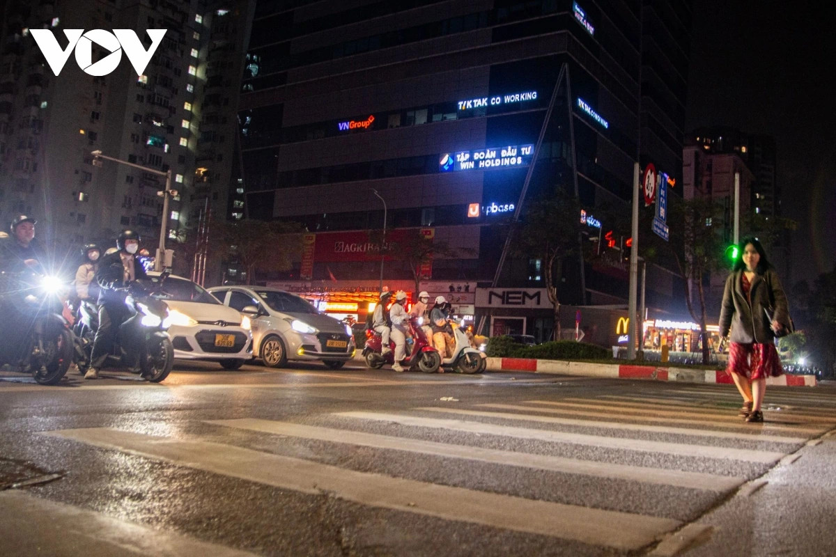 Dem ha noi, duong vang nhung xe co van deu tam tap truoc vach ke dung den do hinh anh 9