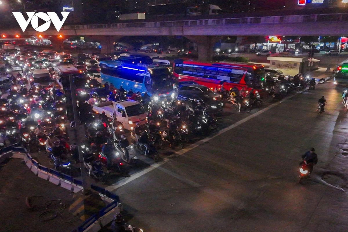 Dem ha noi, duong vang nhung xe co van deu tam tap truoc vach ke dung den do hinh anh 2