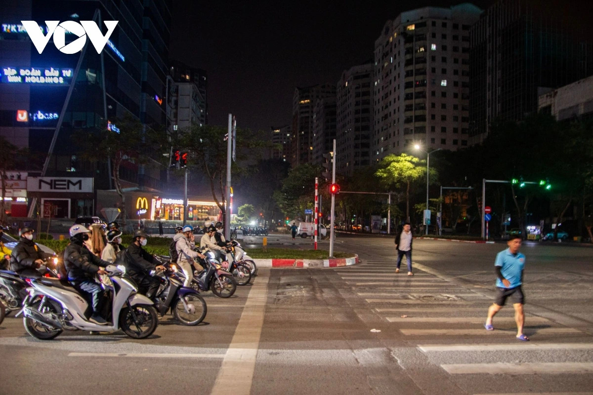 Dem ha noi, duong vang nhung xe co van deu tam tap truoc vach ke dung den do hinh anh 6