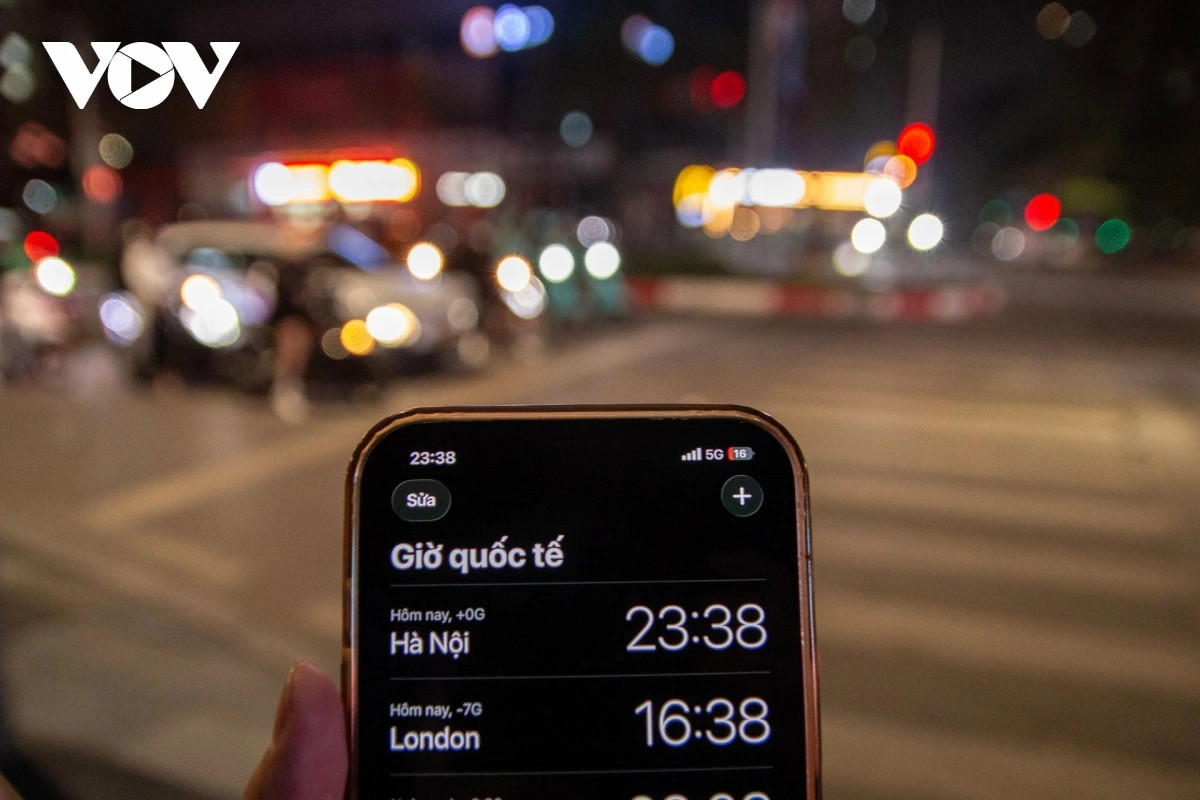 Dem ha noi, duong vang nhung xe co van deu tam tap truoc vach ke dung den do hinh anh 7