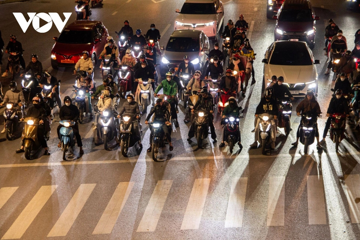 Dem ha noi, duong vang nhung xe co van deu tam tap truoc vach ke dung den do hinh anh 5