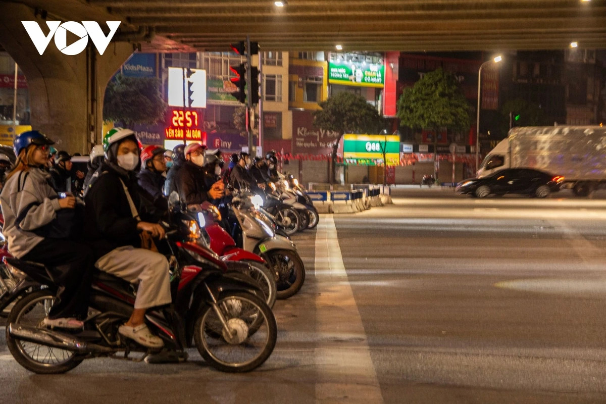 Dem ha noi, duong vang nhung xe co van deu tam tap truoc vach ke dung den do hinh anh 4