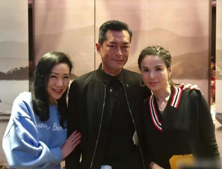 Ngụy Thu Hoa (áo xanh) hội ngộ