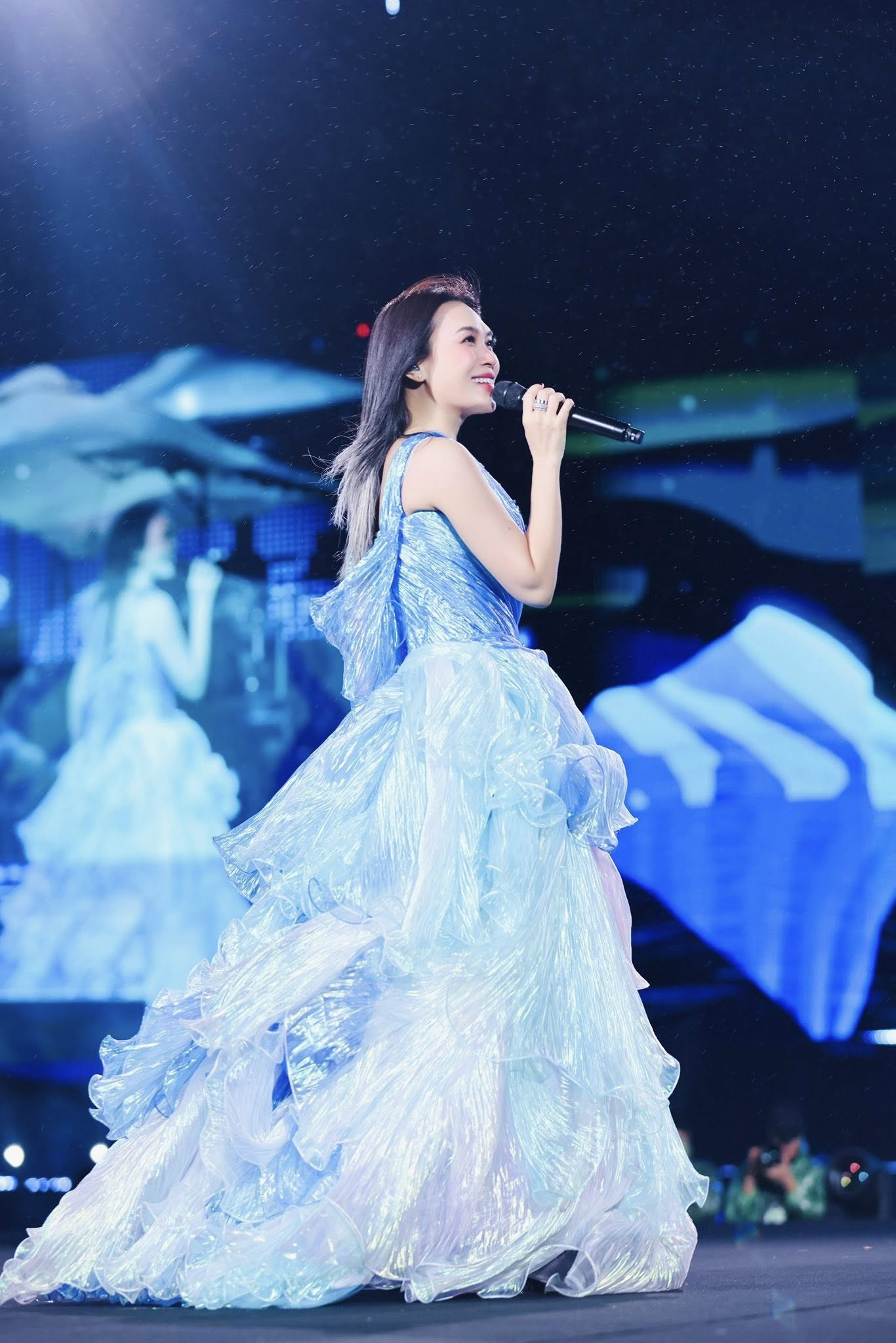 Mỹ Tâm hiếm hoi diện đồ xuyên thấu - Ảnh 14.