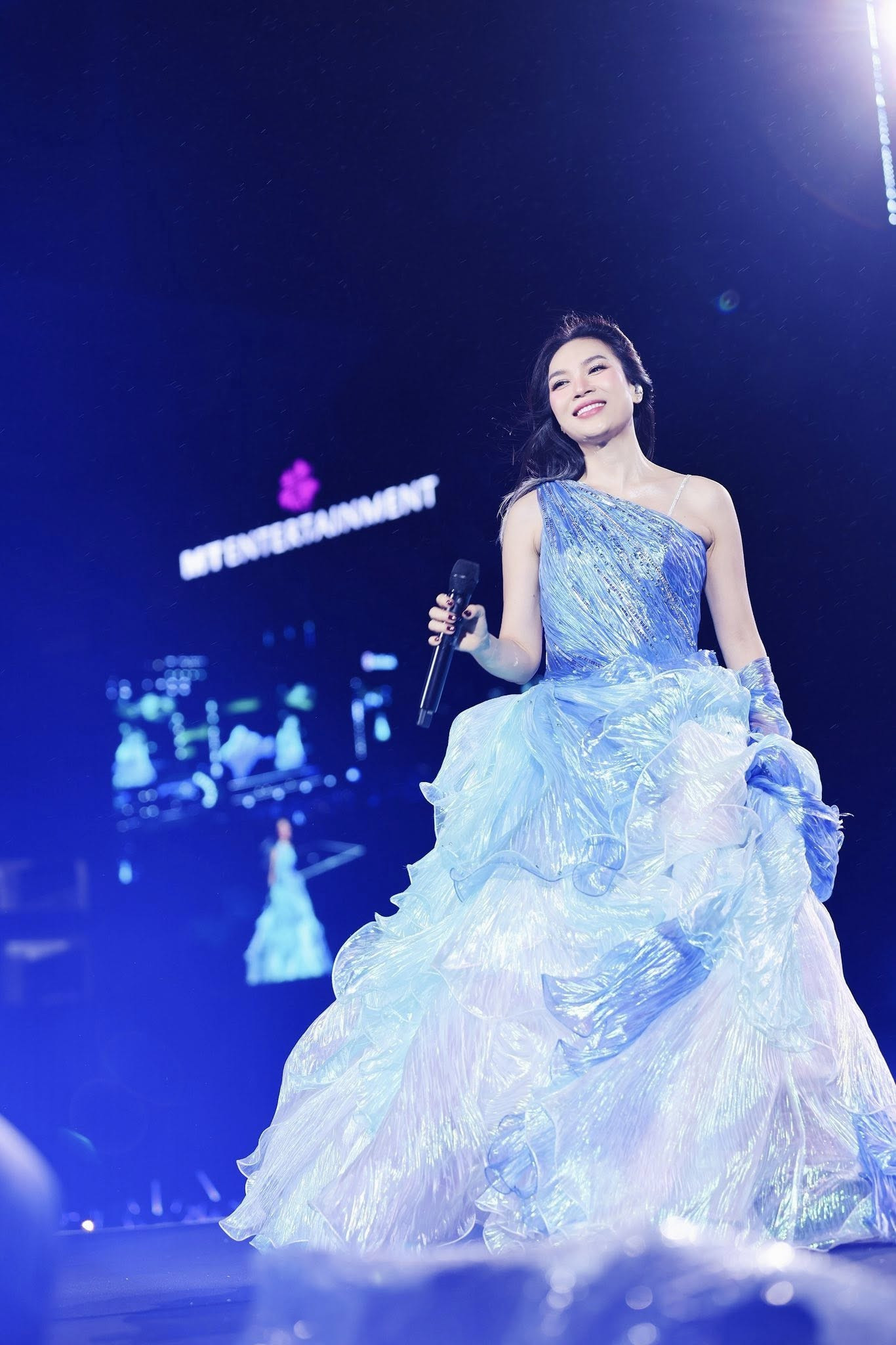 Mỹ Tâm hiếm hoi diện đồ xuyên thấu - Ảnh 13.