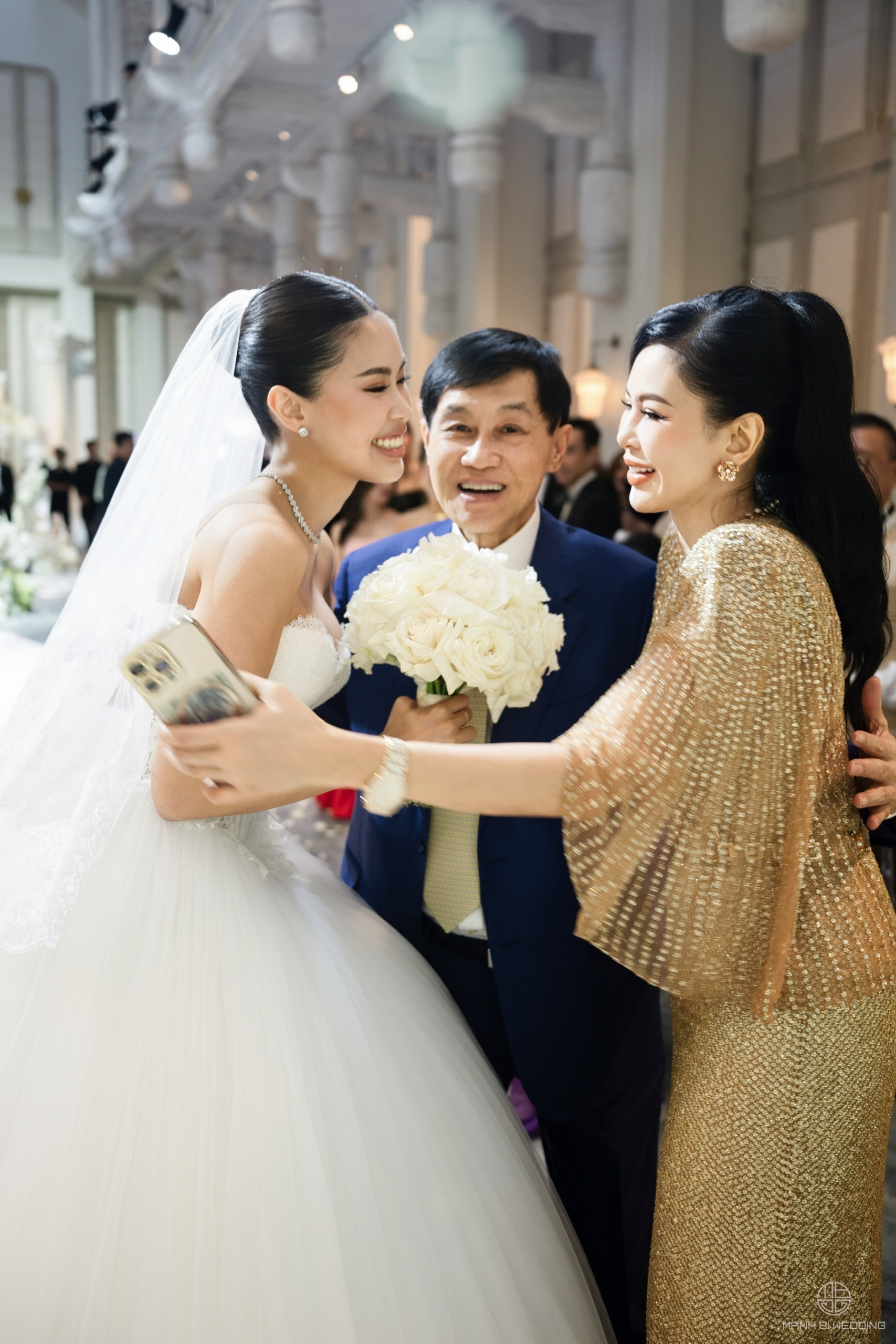 Điều đặc biệt mẹ tỷ phú làm trong đám cưới Tiên Nguyễn