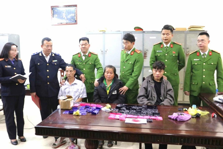 Ba đối tượng và tang vật vụ án tại cơ quan Công an.