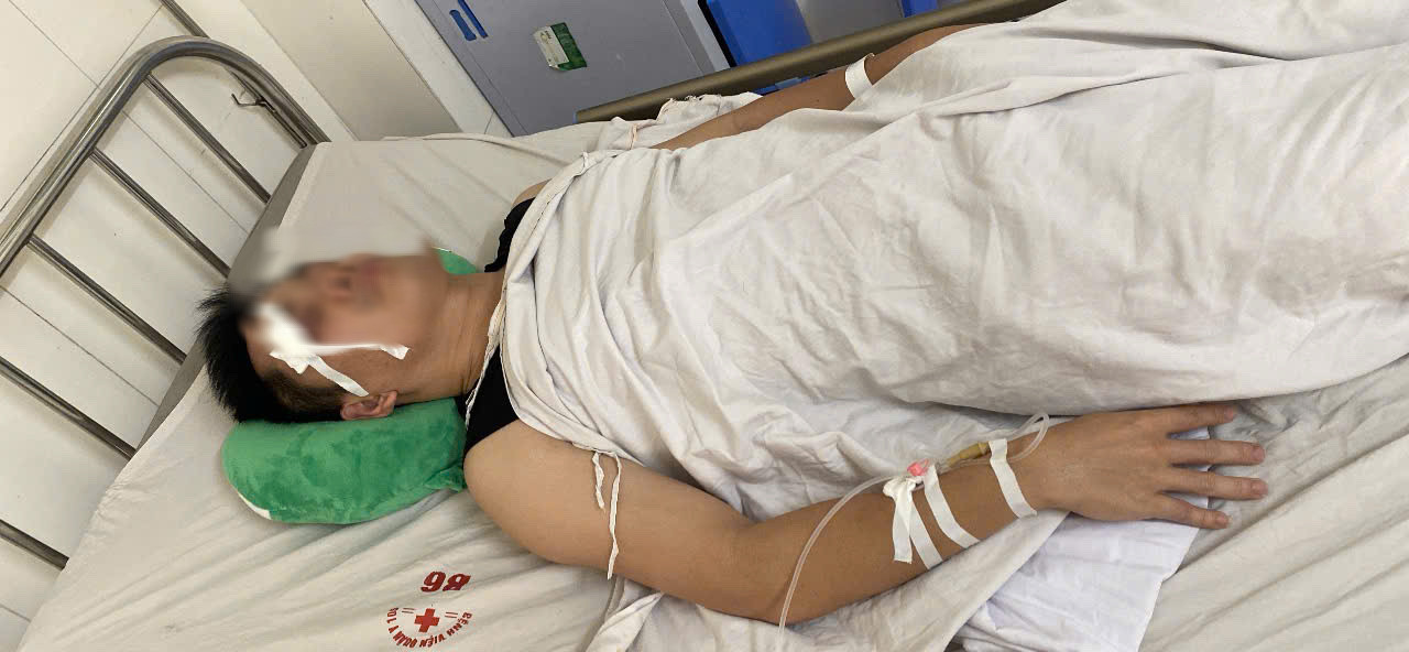 Tài xế xe buýt Hà Nội bị đánh chấn thương sọ não Sau va chạm xe con - Ảnh 1.