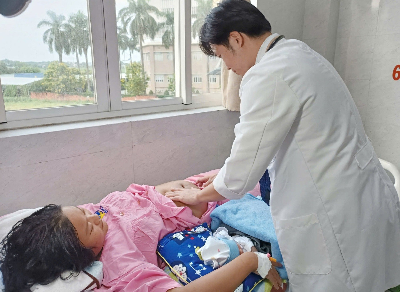 Phát hiện thai nhi 5,4kg, ê-kíp họp bàn mổ khẩn插图1