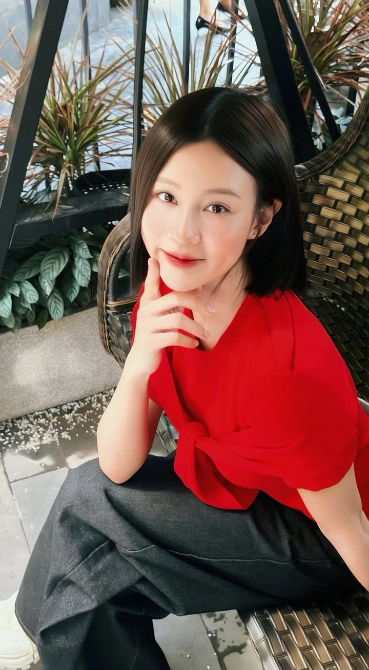 Cô từng giành Giải nhất cuộc thi King and Queen 2018 của Đại học Sân khấu - Điện ảnh Hà Nội và Huy chương bạc Liên hoan Kịch nói toàn quốc 2021.