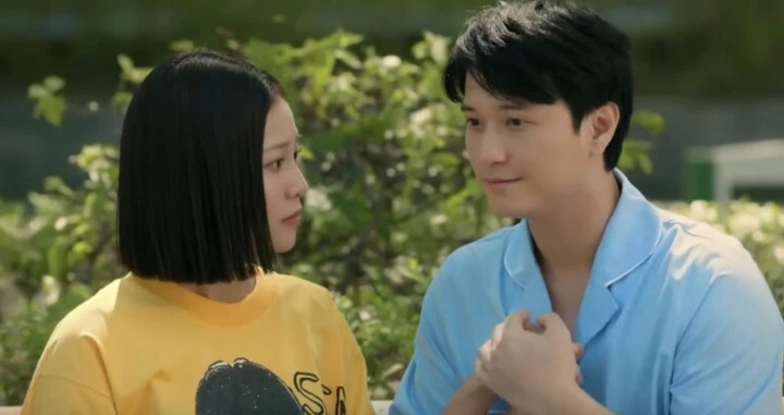 Trong phim, Tú là cô gái xinh đẹp, giỏi giang và điều kiện tốt. Cô chính là hình mẫu phụ nữ lý tưởng mà rất nhiều người đàn ông đều khao khát. Tuy nhiên, trái tim của Tú chỉ luôn hướng về một người. Nhân vật này liên tục có cảnh khóc, chạm đến trái tim người xem.