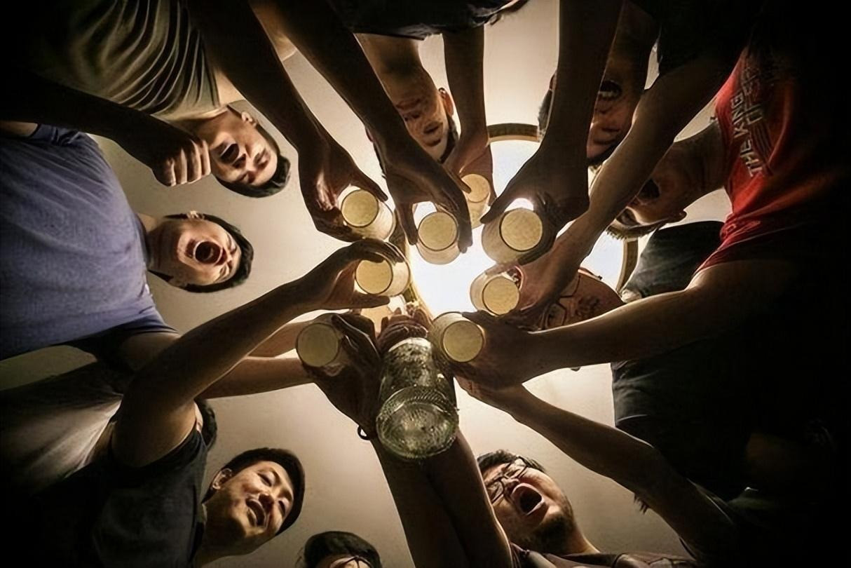 Họp lớp 18 năm, tôi nhận ra 3 sự thật cay đắng về cách sống của người trưởng thành - Ảnh 1.