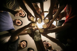 Họp lớp 18 năm, tôi nhận ra 3 sự thật cay đắng về cách sống của người trưởng thành - Ảnh 1.