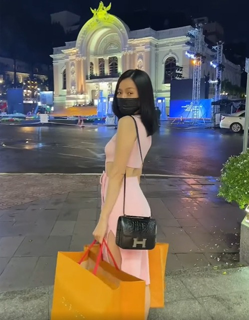 Lệ Quyên giàu ú ụ vẫn chăm diện váy áo bình dân