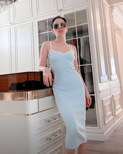 Lệ Quyên giàu ú ụ vẫn chăm diện váy áo bình dân