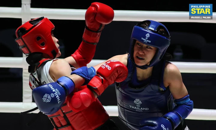 Hoàng Khánh Mai (giáp đỏ) thi đấu ngang ngửa với đối thủ mạnh.