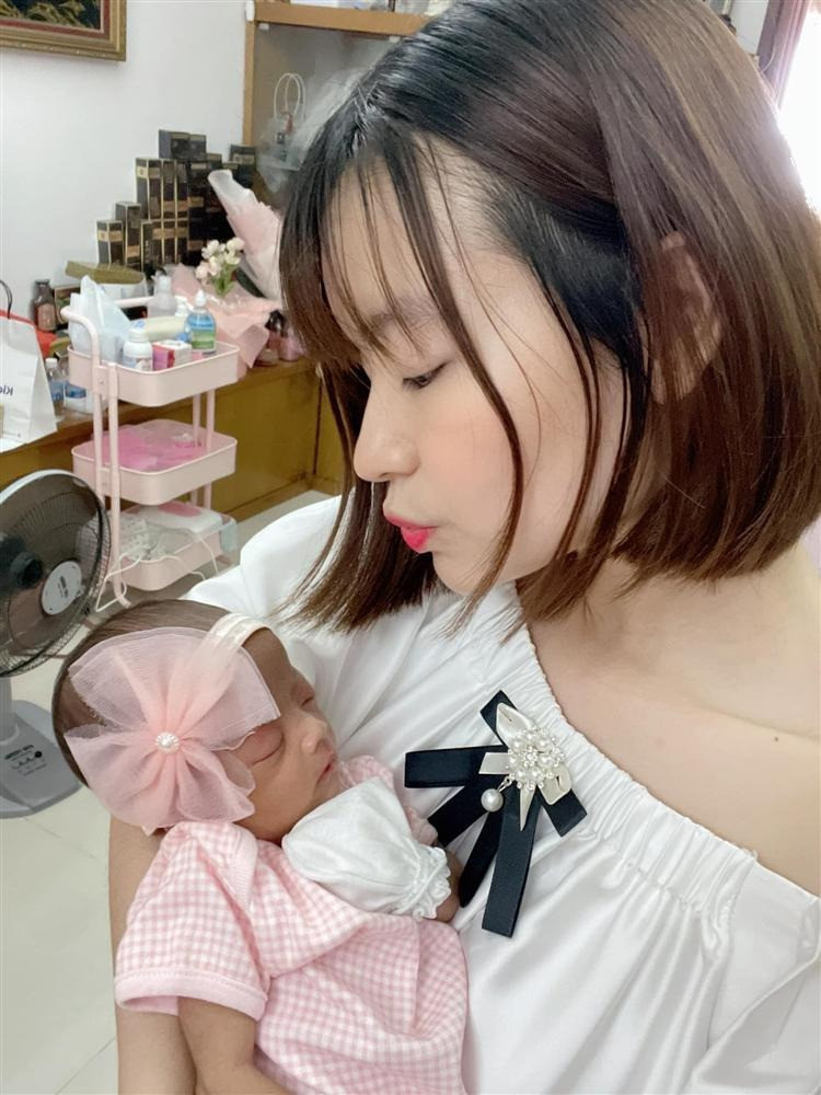 Con gái Mạc Văn Khoa càng lớn càng yêu