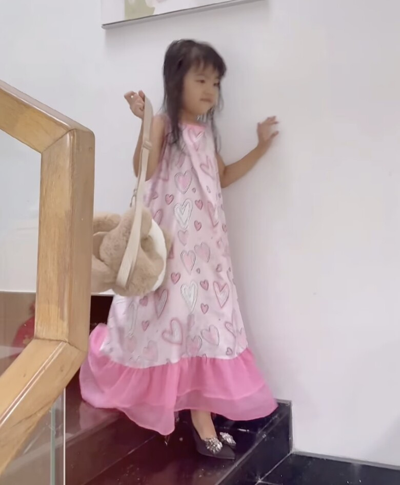 Con gái Mạc Văn Khoa càng lớn càng yêu