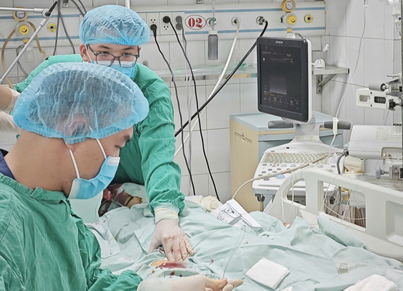 Cứu sống nữ giáo viên nguy kịch sau khi ăn bún ngan - Ảnh 1.