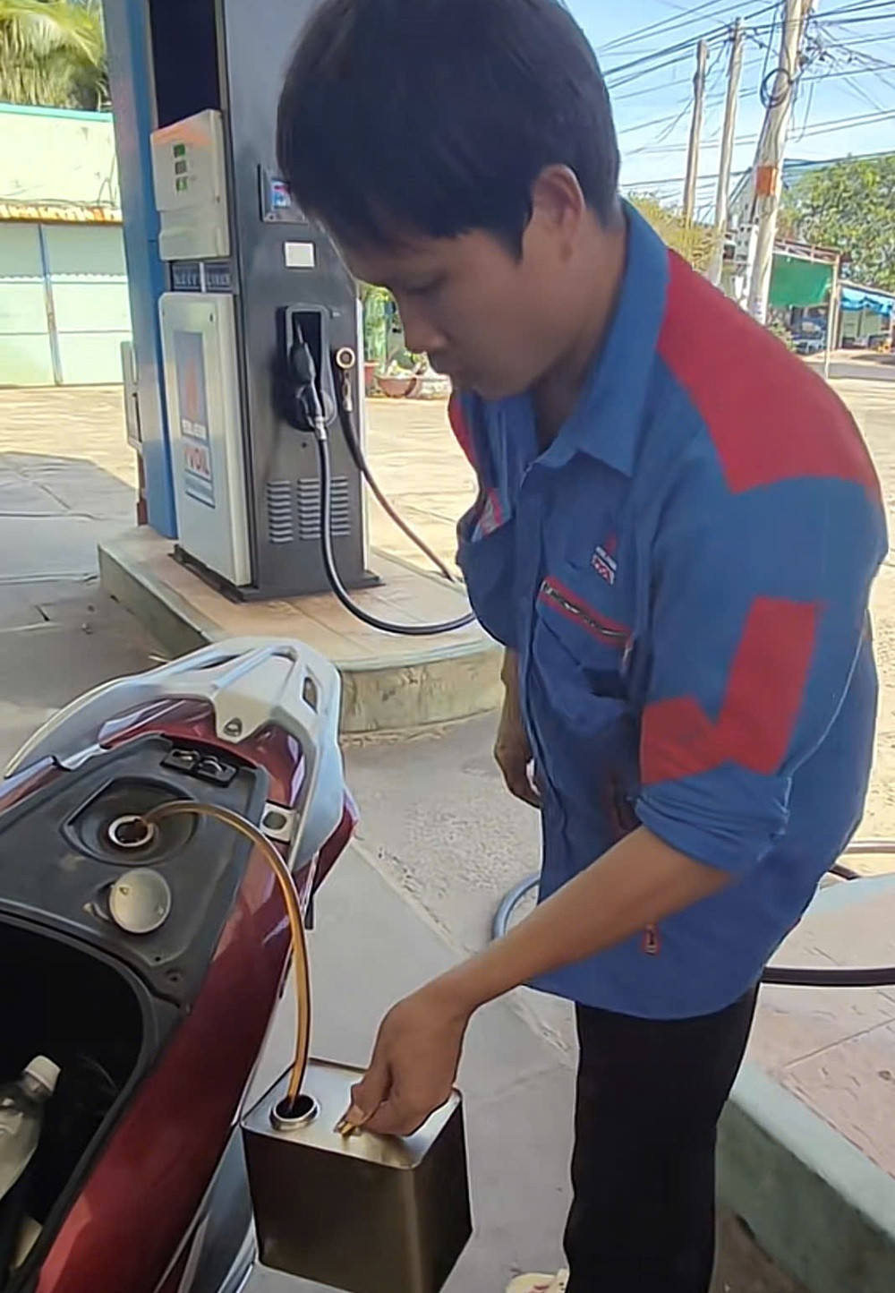 Nhân viên cây xăng từ chối nhận chuyển khoản, khách phải dắt bộ xe hơn 3km.jpg