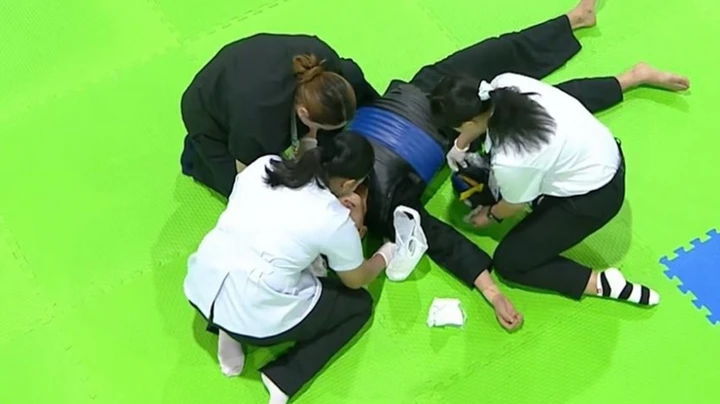 Đội ngũ y tế kiểm tra tình trạng của Nguyễn Minh Triết.