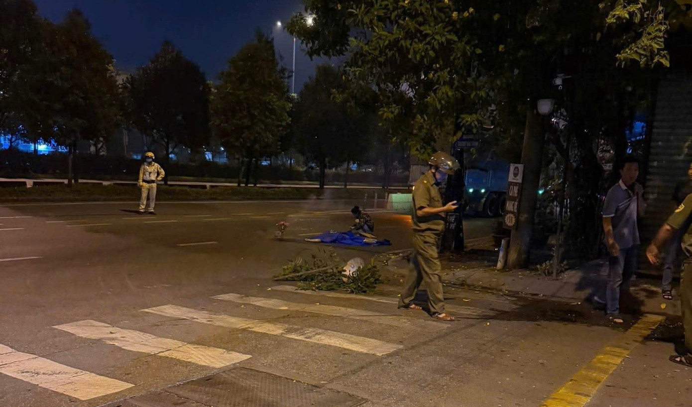 Xe tải đang đi thì bất ngờ người phụ nữ lao ra đường, tử vong sau va chạm- Ảnh 1.