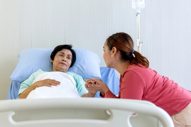 Bị ngã phải nhập viện tôi quyết định thuê người chăm sóc mà không nhờ con dâu