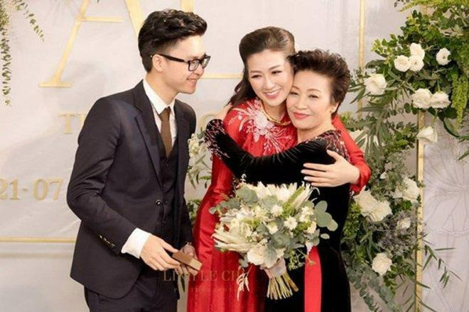 Á hậu Tú Anh khoe con trai trai 7 tuổi kháu khỉnh bên bố và ông nội