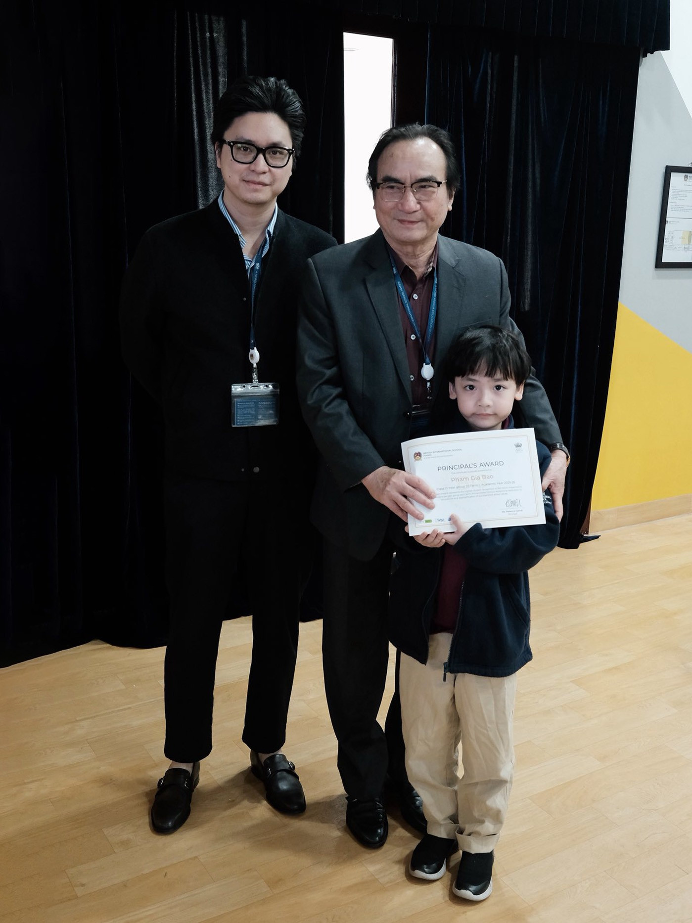 Á hậu Tú Anh khoe con trai tròn 7 tuổi kháu khỉnh bên bố và ông