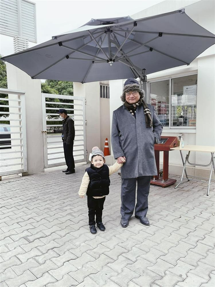 Á hậu Tú Anh khoe con trai trai 7 tuổi kháu khỉnh bên bố và ông nội