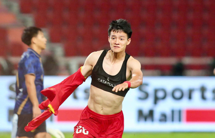 Thanh Nhàn ăn mừng bàn thắng.