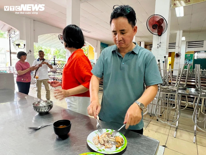 Phụ huynh học sinh kiểm tra món ăn bán trú tại trường THPT Trưng Vương trưa 18/12.