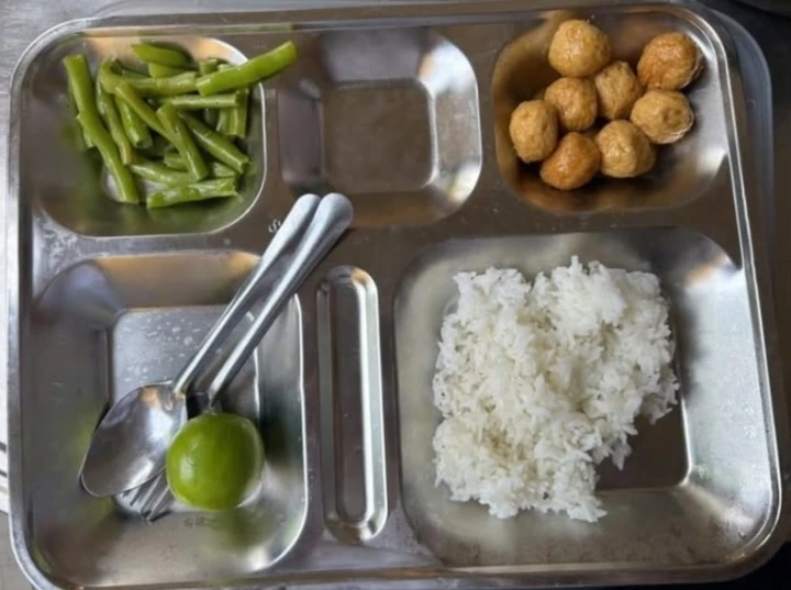 Suất ăn bán trú có giá gần 40.000 đồng được lan truyền trên mạng xã hội chiều 17/12.