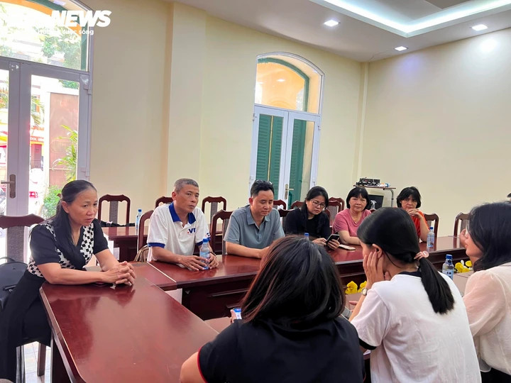 Lãnh đạo nhà trường, phụ huynh học sinh trao đổi với phóng viên về chất lượng bữa ăn bán trú tại trường.