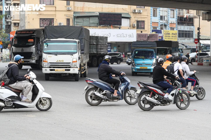 Cảnh giao thông hỗn loạn tại nút giao chưa được lắp camera AI ở Hà Nội - 8