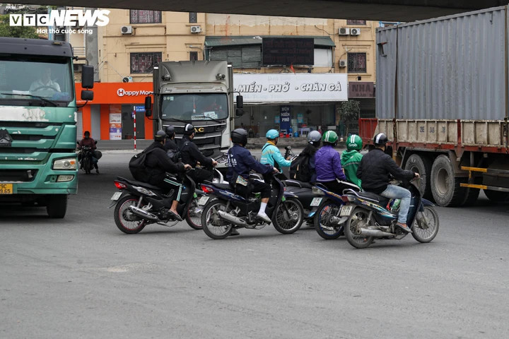 Cảnh giao thông hỗn loạn tại nút giao chưa được lắp camera AI ở Hà Nội - 9