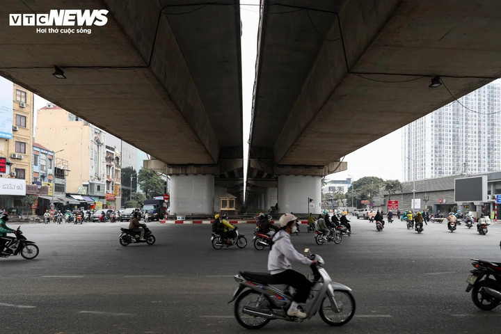 Nút giao cạnh Bến xe Nước Ngầm lâu nay được xem là “điểm đen” về ùn tắc và tai nạn ở Hà Nội. Theo phản ánh của độc giả Báo điện tử VTC News, giao thông tại khu vực này thường xuyên rơi vào cảnh hỗn loạn với tình trạng xe máy đi ngược chiều, rẽ sai quy định. Trong khi đó, lực lượng CSGT còn mỏng, khu vực chưa được lắp đặt camera AI, gây khó khăn cho công tác giám sát, xử lý và điều tiết giao thông.