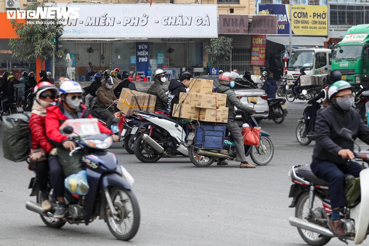 “Khu vực này chưa được lắp đặt camera AI, trong khi lực lượng CSGT còn mỏng nên nhiều người vẫn thản nhiên vi phạm giao thông. Có thời điểm, xe máy liều lĩnh lao qua trước đầu xe tải, cực kỳ nguy hiểm, đã xảy ra không ít vụ tai nạn thương tâm. Chỉ vào giờ cao điểm, khi công an phường phối hợp CSGT điều tiết, tình trạng này mới giảm. Theo tôi, nếu ngã tư được lắp camera AI, ý thức người tham gia giao thông sẽ tốt hơn”, một tài xế công nghệ chia sẻ.