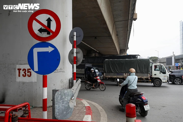 Cảnh giao thông hỗn loạn tại nút giao chưa được lắp camera AI ở Hà Nội - 4