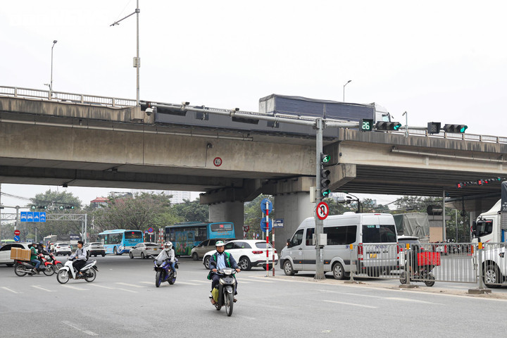 Theo ghi nhận của phóng viên Báo điện tử VTC News ngày 17/12, chỉ trong vòng gần một giờ đồng hồ, hàng trăm phương tiện vẫn phớt lờ biển cấm, đi thẳng cắt ngang đầu xe tải, tiềm ẩn nguy cơ mất an toàn giao thông.