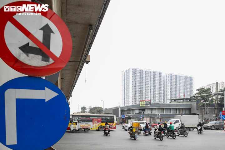 Cảnh giao thông hỗn loạn tại nút giao chưa được lắp camera AI ở Hà Nội - 6