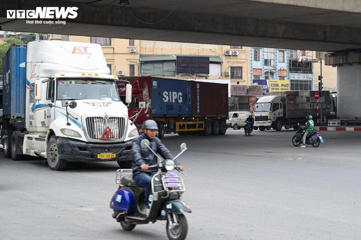 Đoạn đường được đặt biển cấm đi thẳng và rẽ trái này là nơi thường xuyên có nhiều xe tải cơ lỡn di chuyển từ hướng đường Đỗ Mười - Ngọc Hồi.