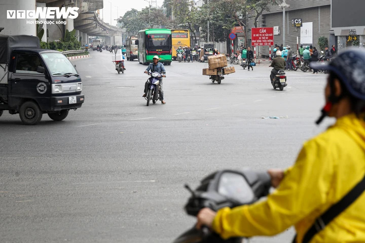 Cảnh giao thông hỗn loạn tại nút giao chưa được lắp camera AI ở Hà Nội - 13