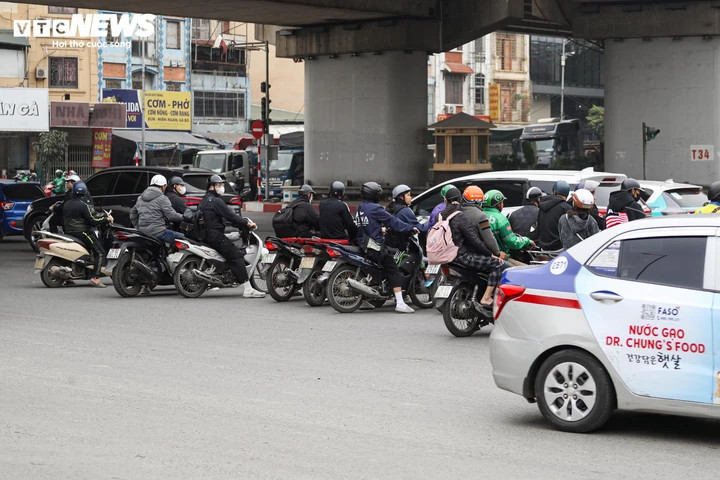 Cảnh giao thông hỗn loạn tại nút giao chưa được lắp camera AI ở Hà Nội - 7